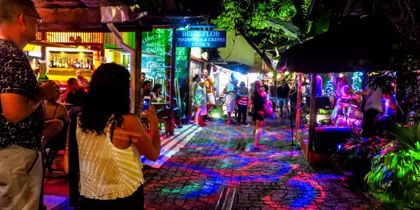 Viela iluminada do Beco das Cores, importante polo cultural próximo à Pousada 4 Ventos em Arraial d'Ajuda.