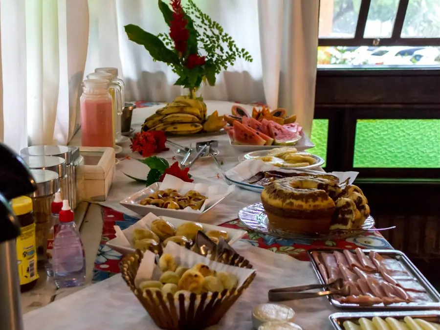 Mesa farta de café da manhã regional e saboroso na Pousada 4 Ventos, sua pousada em Arraial d'Ajuda.