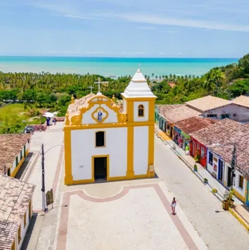 Igreja Matriz de Nossa Senhora d'Ajuda, passeio histórico nos arredores da Pousada 4 Ventos, sua pousada em Arraial d'Ajuda.