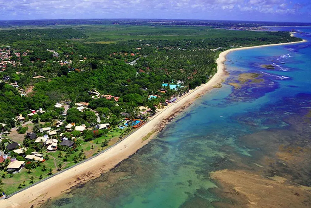 Orla exuberante da Praia do Mucugê, localizada a poucos metros da Pousada 4 Ventos, a melhor pousada em Arraial d'Ajuda.